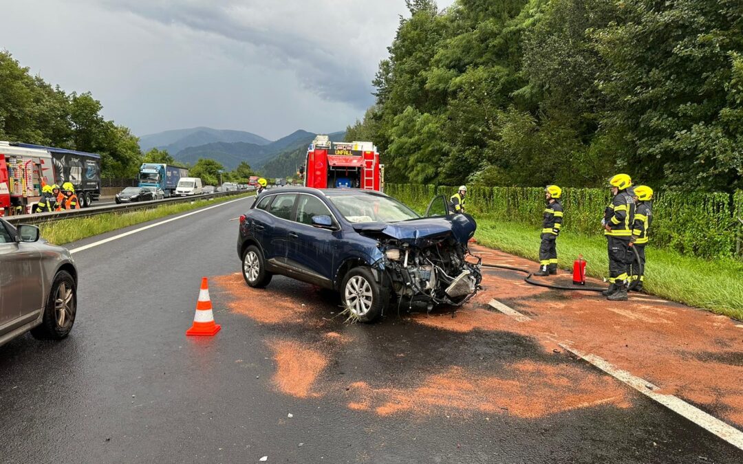 T10 Verkehrsunfall mit eingeklemmter Person